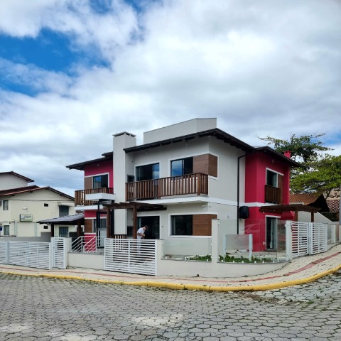 Residencial á venda no centro de Bombinhas.